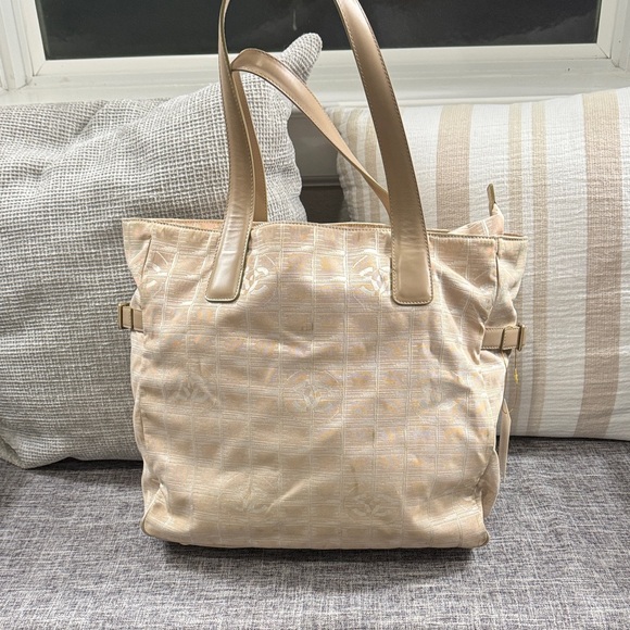 Authentic CHANEL Elegant Beige Shoulder Bag with Zipper - Picture 1 of 10